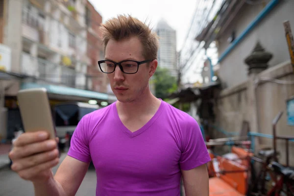 Молодий красивого туристичного людина за допомогою мобільного телефону в Бангкоку — стокове фото