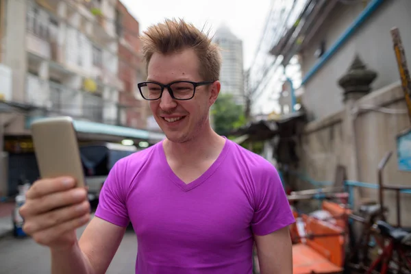 Άνθρωπος νέοι ευτυχισμένη τουριστική χρήση κινητού τηλεφώνου σε Μπανγκόκ — Φωτογραφία Αρχείου
