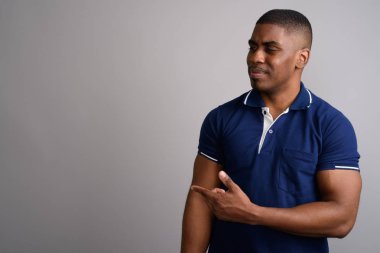 Genç yakışıklı Afrika adam karşı gri mavi polo gömlek giymiş 