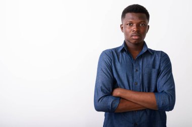 Stüdyo çekim silah karşı çarpı işareti ile genç Afrikalı Zenci