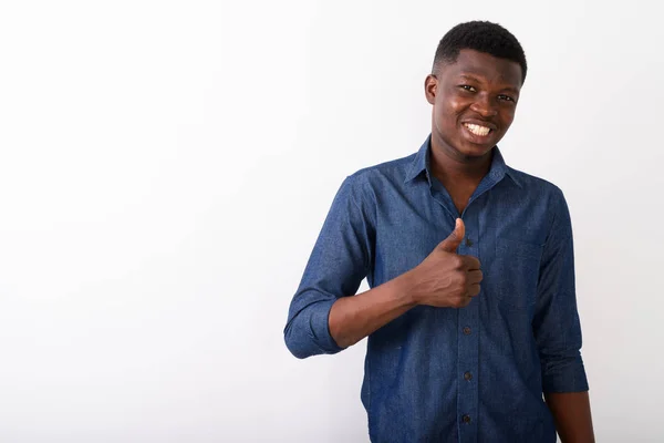 Estúdio Tiro Jovem Negro Feliz Africano Homem Sorrindo Enquanto Dando — Fotografia de Stock