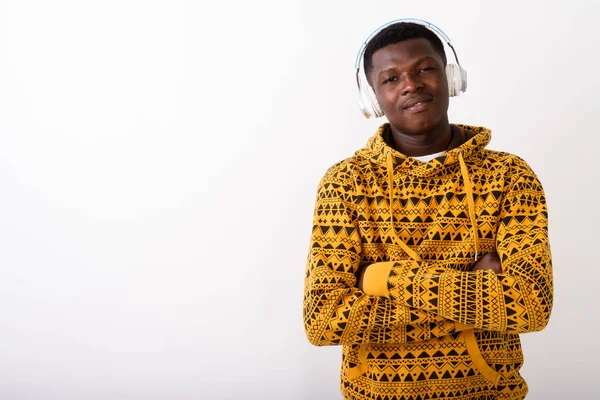 Estudio de un joven negro africano escuchando música con un —  Fotos de Stock