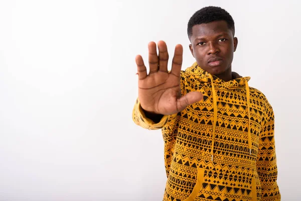 Estúdio tiro de jovem negro Africano homem mostrando parar mão sinal ag — Fotografia de Stock