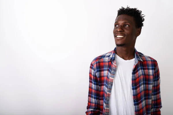 Estudio disparo de joven feliz negro africano hombre sonriendo y pensando —  Fotos de Stock