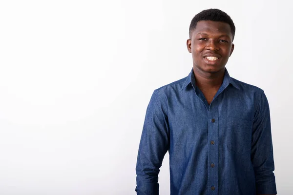 Estúdio tiro de jovem negro feliz Africano homem sorrindo contra whi — Fotografia de Stock