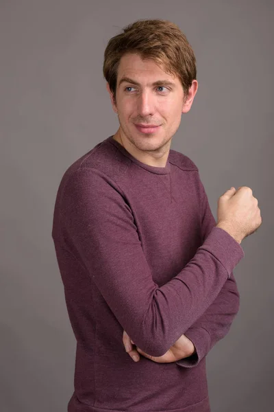 Retrato de homem bonito contra fundo cinza — Fotografia de Stock