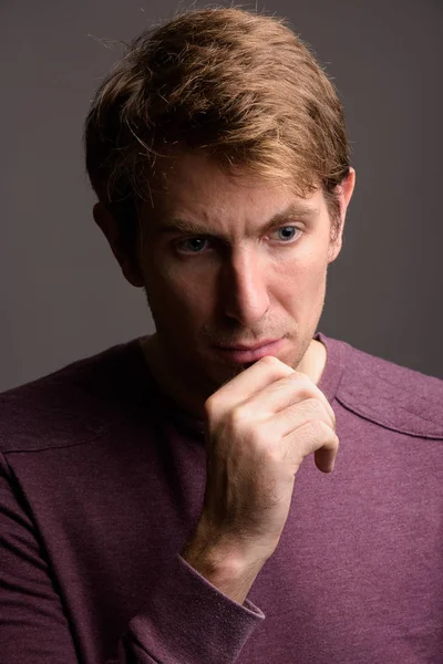 Retrato de hombre guapo sobre fondo gris —  Fotos de Stock