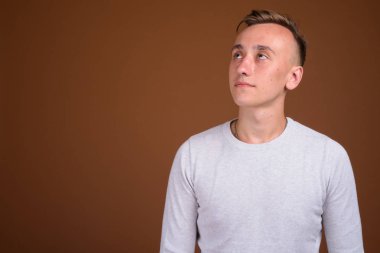 Sarı saçlı düşünce ile yakışıklı delikanlı