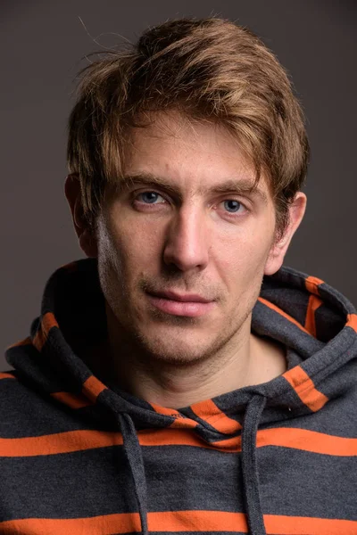 Portrait of handsome man against gray background — Stock Photo, Image