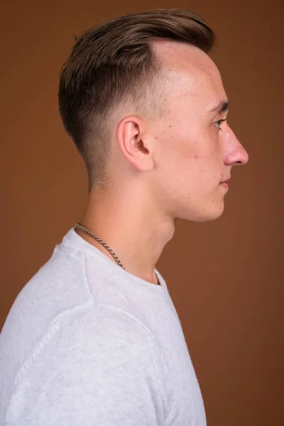 Profil pohled pohledný mladík s blond vlasy — Stock fotografie