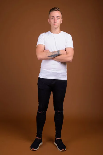 Full body shot of young handsome man with arms crossed — Stock Photo, Image