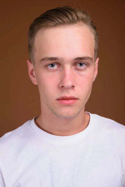 A szőke haj jóképű fiatalember arca — Stock Fotó