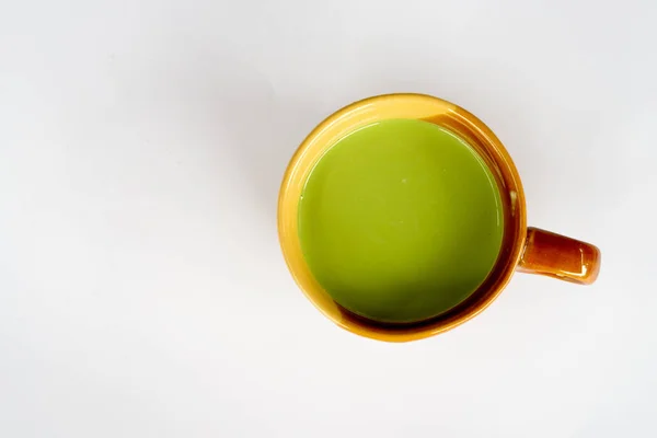 Zöld Matcha Tea, tej, a fehér asztal — Stock Fotó