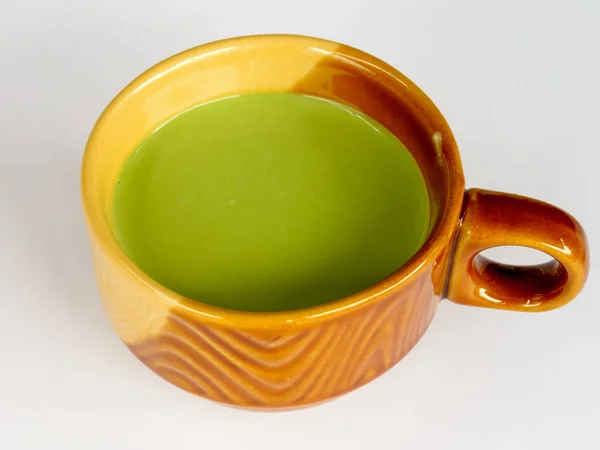 Teh hijau matcha dengan susu di atas meja putih — Stok Foto