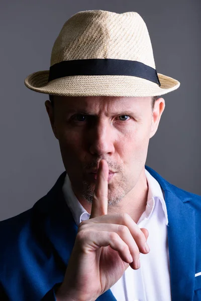 Rostro de hombre de negocios maduro con el dedo en los labios —  Fotos de Stock
