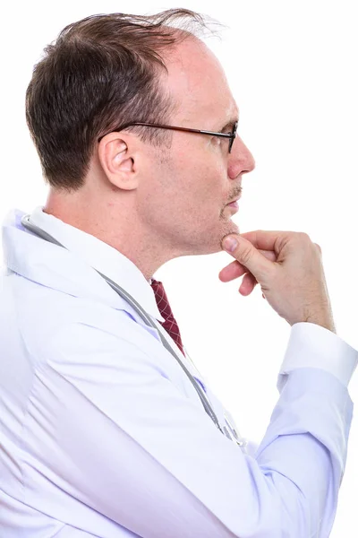 Vista de perfil de cerca de hombre maduro médico pensando — Foto de Stock