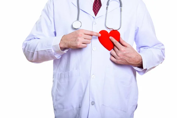 Студийный снимок зрелого мужчины-врача, держащего красное сердце на груди — стоковое фото