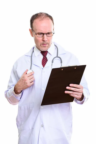 Студийный снимок взрослого мужчины-врача, читающего в буфер обмена — стоковое фото
