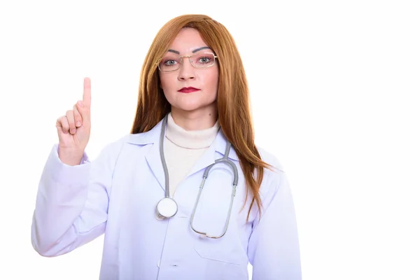 Estúdio tiro de mulher médico apontando dedo para cima — Fotografia de Stock