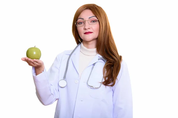 Estúdio tiro de mulher médico segurando maçã verde — Fotografia de Stock