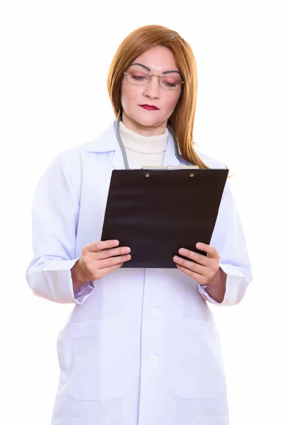 Estudio de la mujer médico leyendo en el portapapeles —  Fotos de Stock