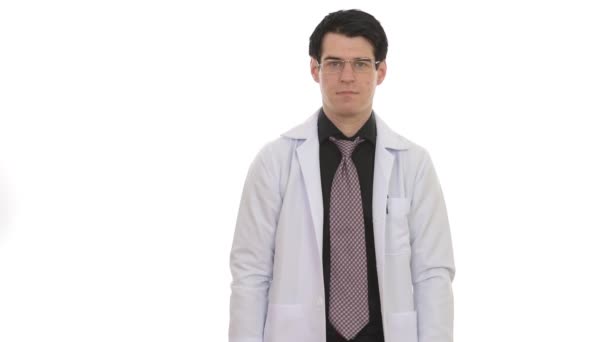 Muotokuva mies lääkäri eristetty valkoista taustaa vasten — kuvapankkivideo