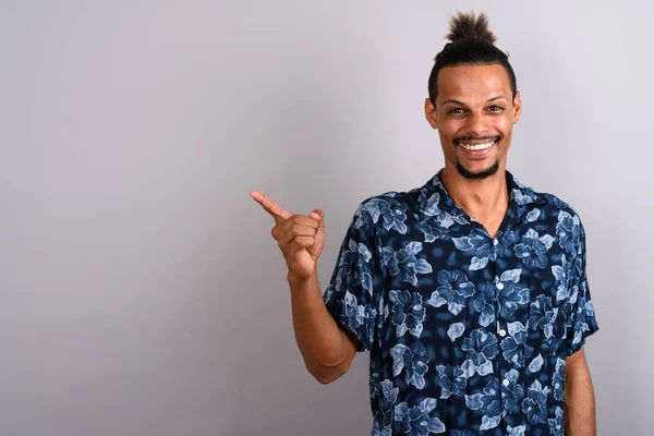 Jovem barbudo bonito homem africano contra fundo cinza — Fotografia de Stock