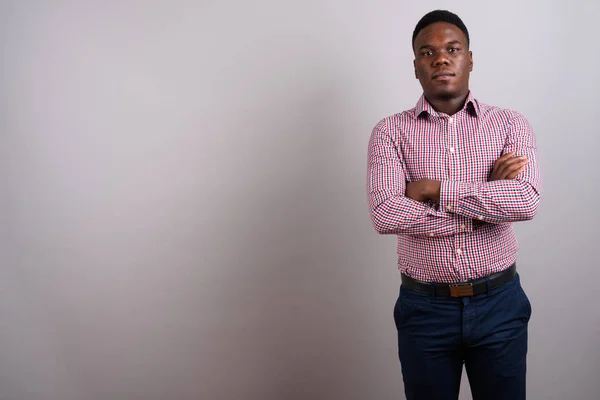 Joven empresario africano de pie sobre fondo blanco —  Fotos de Stock