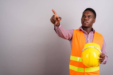 Beyaz arka planda genç Afrikalı inşaat işçisi