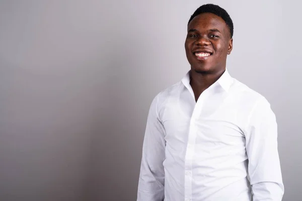 Retrato de jovem confiante empresário africano sorrindo — Fotografia de Stock