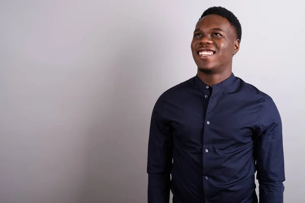 Retrato de un joven empresario africano sobre fondo blanco —  Fotos de Stock