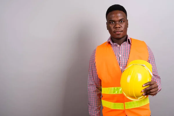 Jeune homme africain travailleur de la construction sur fond blanc — Photo