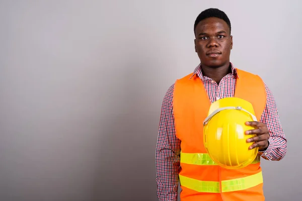 Jovem homem africano trabalhador de construção contra fundo branco — Fotografia de Stock