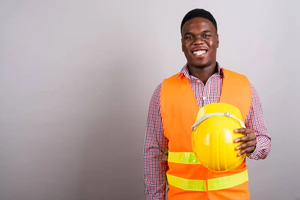 Joven trabajador africano de la construcción contra fondo blanco —  Fotos de Stock