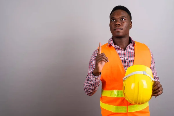 Jonge Afrikaanse man bouwvakker tegen witte achtergrond — Stockfoto