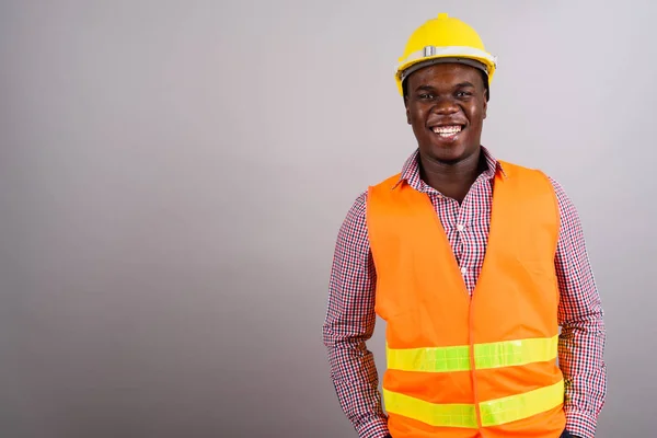 Joven trabajador africano de la construcción contra fondo blanco —  Fotos de Stock