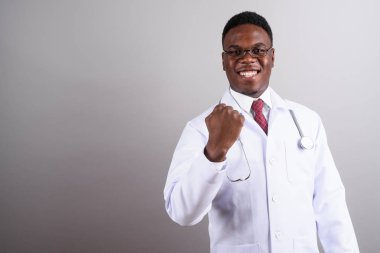 Beyaz arka planda genç Afrikalı doktor