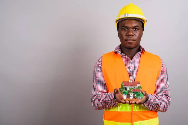Jonge Afrikaanse man bouwvakker tegen witte achtergrond — Stockfoto