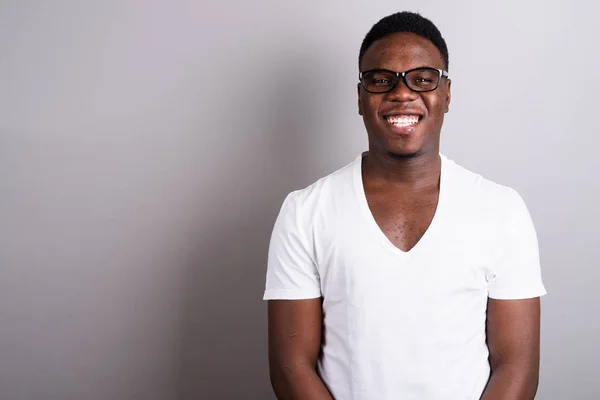 Retrato de un joven africano sobre fondo blanco —  Fotos de Stock