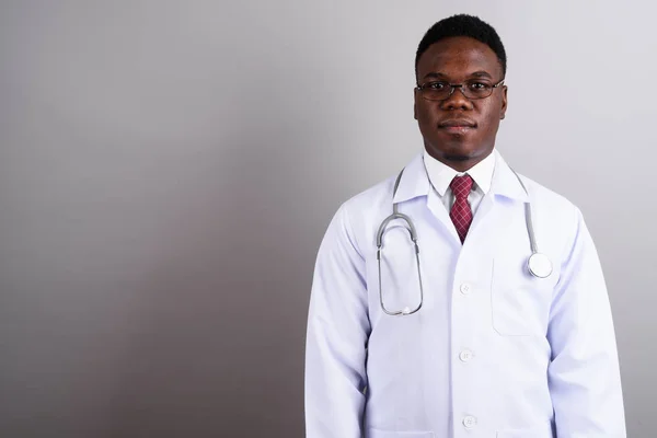 白人を背景にした若いアフリカ人男性医師 — ストック写真