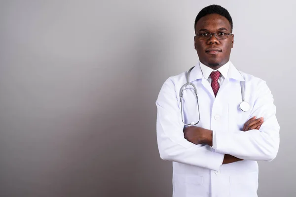 Молодой африканский врач на белом фоне — стоковое фото