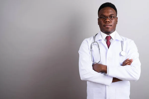 Jovem Africano homem médico contra fundo branco — Fotografia de Stock