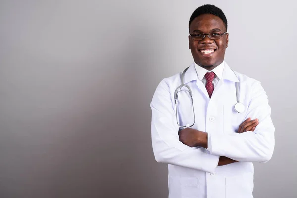 Молодой африканский врач на белом фоне — стоковое фото