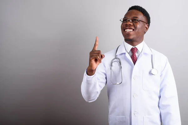 白人を背景にした若いアフリカ人男性医師 — ストック写真