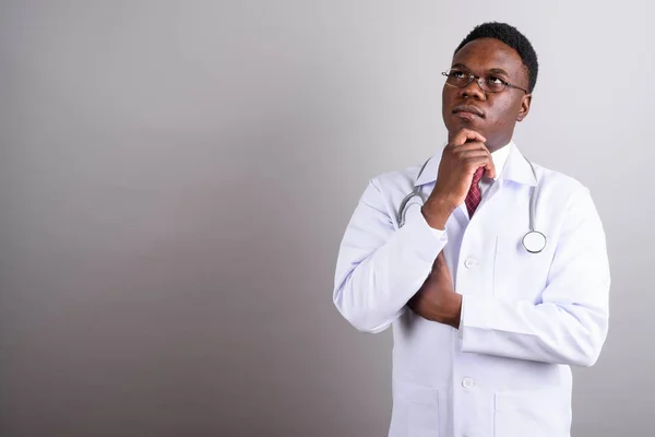 Лікар - молодий африканець проти білого походження. — стокове фото