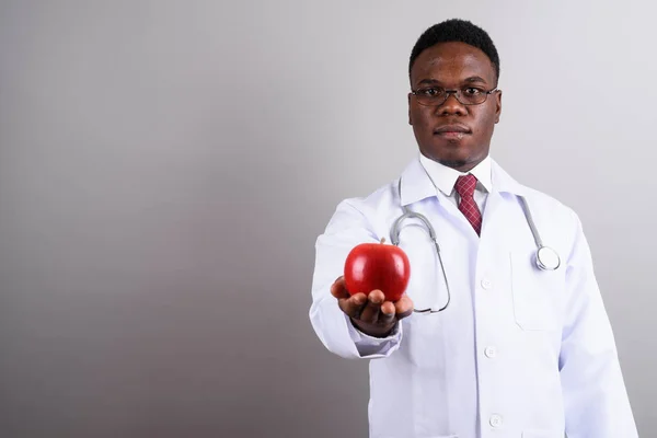 Jovem Africano homem médico contra fundo branco — Fotografia de Stock