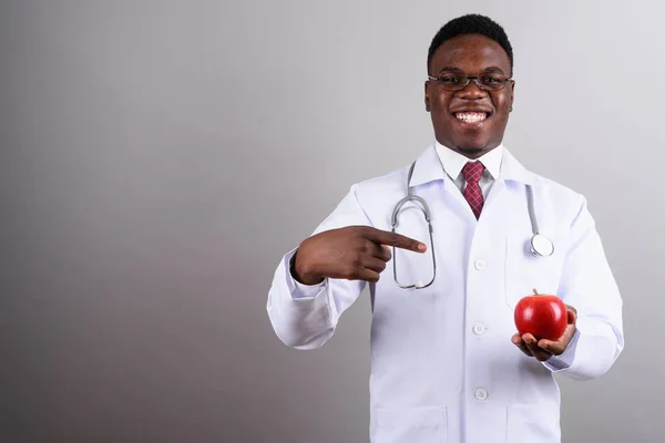 Joven hombre africano médico contra fondo blanco —  Fotos de Stock