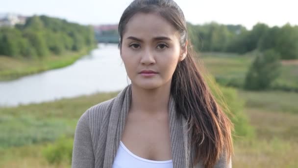年轻美丽的亚洲妇女微笑反对放松的自然观的头像镜头 — 图库视频影像