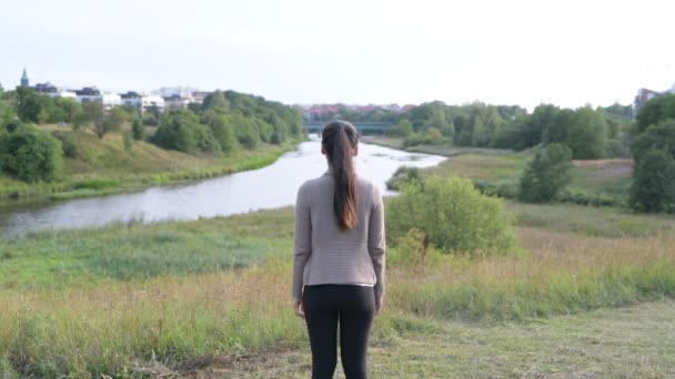 Bakifrån av ung asiatisk kvinna som tittar runt den avkopplande syn på naturen — Stockvideo