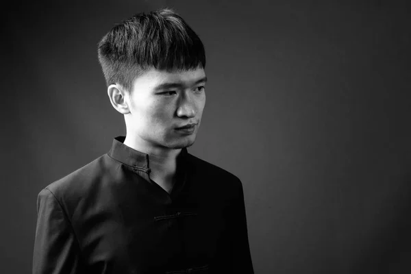 Plan studio du jeune Chinois en noir et blanc — Photo